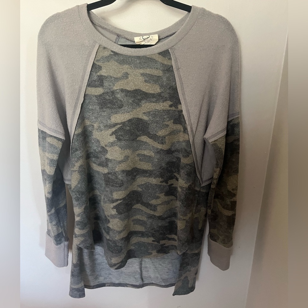 Long sleeve camouflage shirt/light hoodie, gray sleeves, soft and comfy